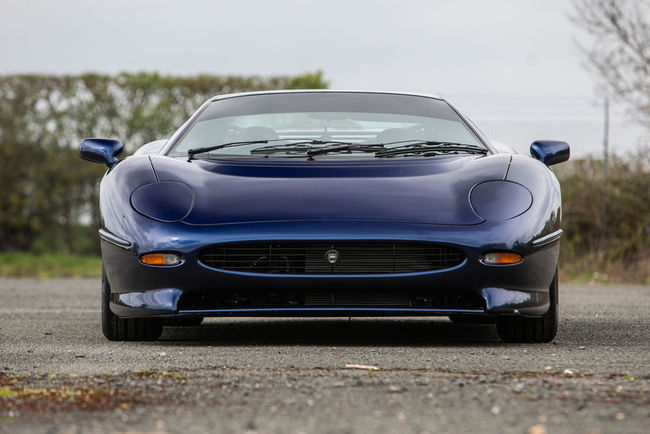 Silverstone Auctions : deux Jaguar XJ220 à Heythrop Park