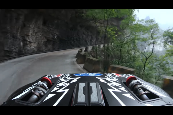 Ken Block en piste sur la Tianmen Mountain Big Gate Road