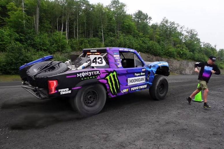 Ken Block oppose quatre de ses véhicules en piste