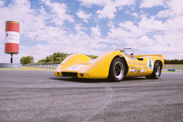 La McLaren M6A en piste à Donington