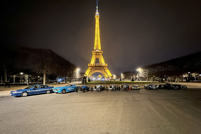 La parade nocturne du Salon Rétromobile illumine Paris