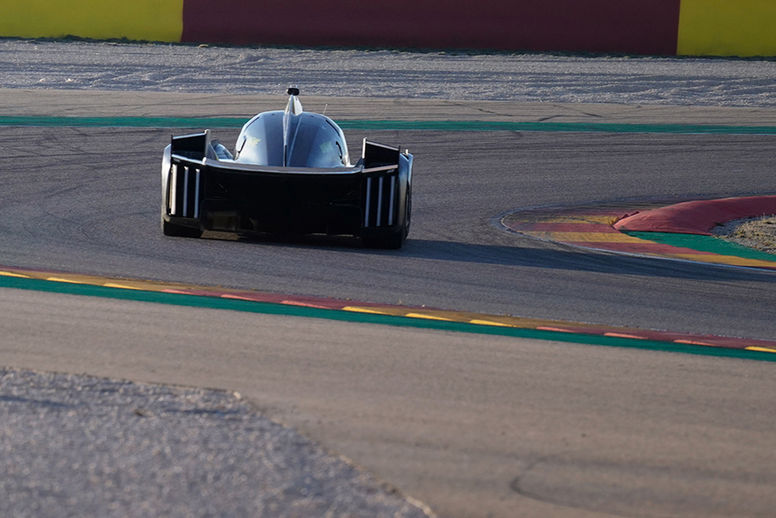 La Peugeot 9X8 en piste à Aragon... sans aileron