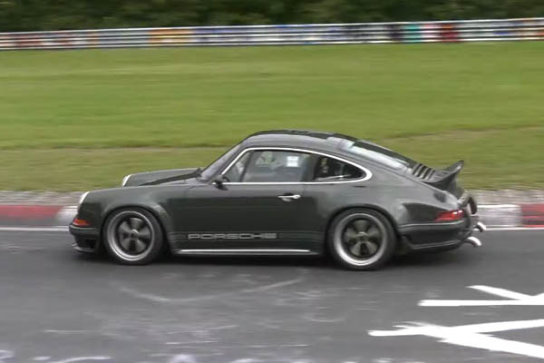 La Porsche 911 DLS de Singer en action sur la Nordschleife