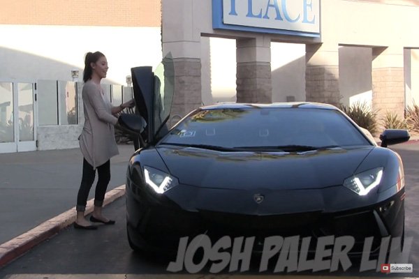 Batman piège les clients Uber en Lamborghini Aventador