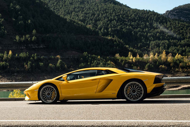 La Lamborghini Aventador S fait le show en vidéos