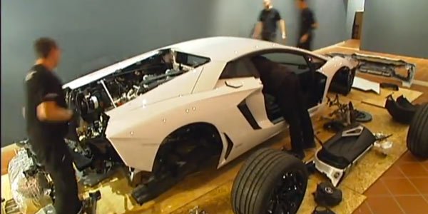 L'assemblage d'une Lamborghini Aventador