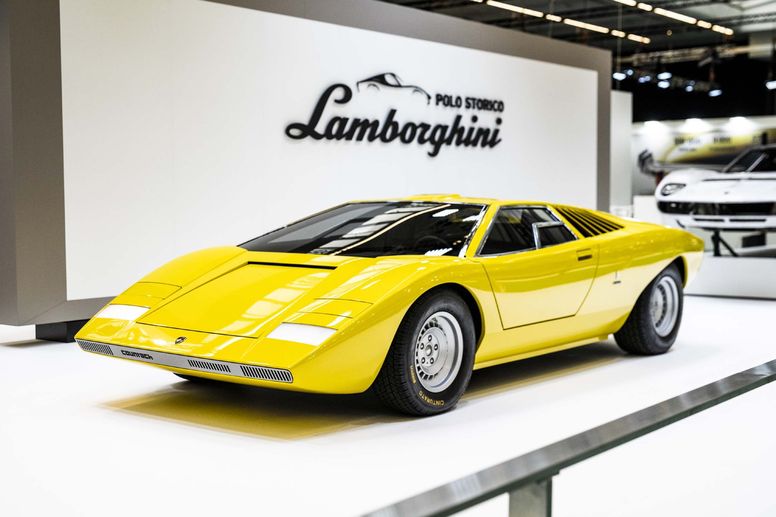 Lamborghini célèbre son V12 à Rétromobile