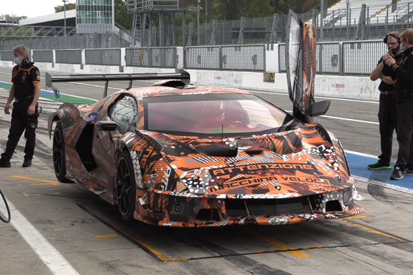 Monza à bord de la Lamborghini Essenza SCV12 