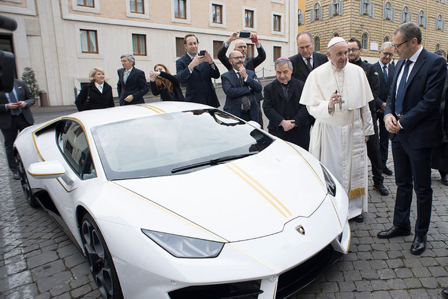 Lamborghini offre une Huracan RWD au pape François