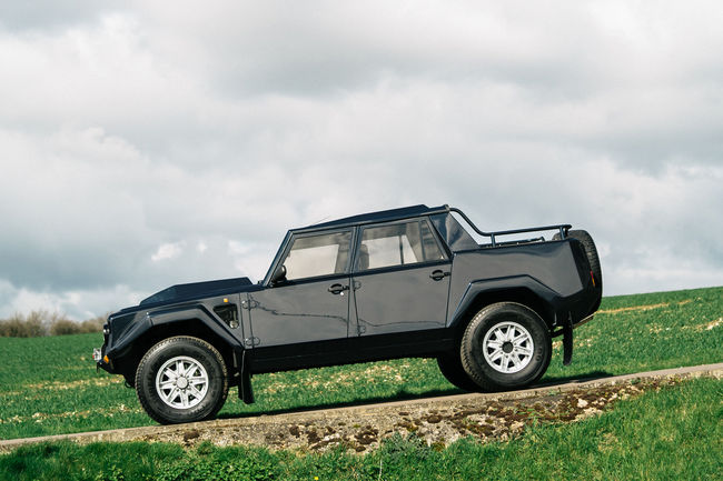 A vendre : Lamborghini LM002 de 1987 intégralement restauré