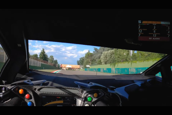 Embarquez dans la Lamborghini SCV12 à Imola