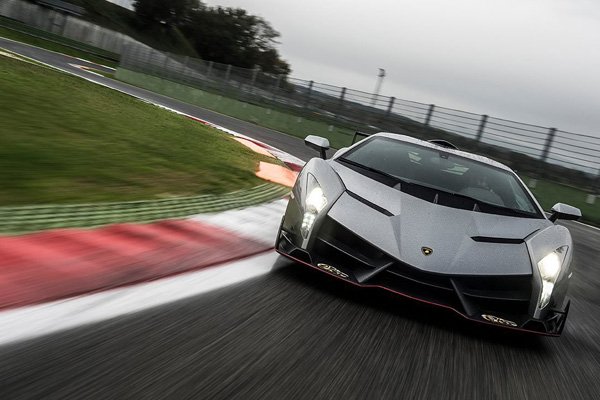 La Lamborghini Veneno en vidéo sur piste