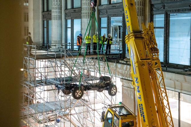 Insolite : Land Rover assemble un Defender dans un magasin