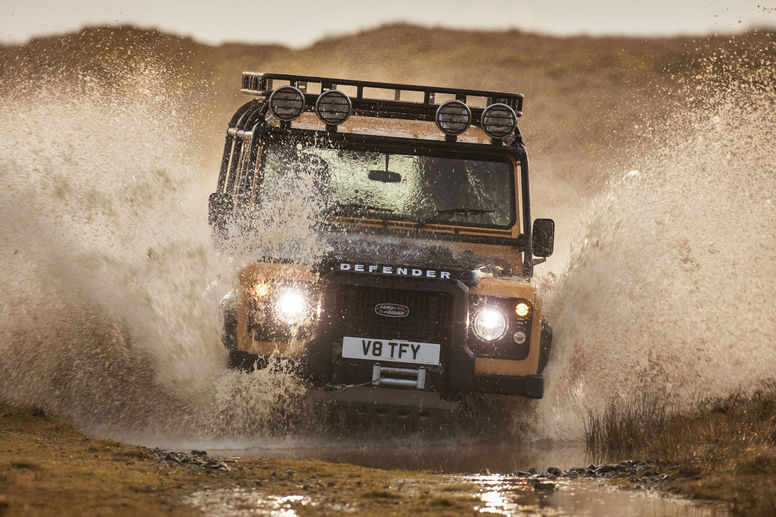 Land Rover présente le Defender Works V8 Trophy