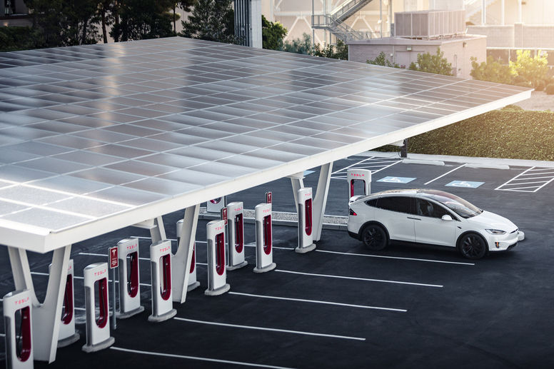 Les Superchargeurs V4 Tesla seront alimentés à l'énergie solaire