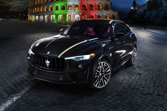 Un drapeau italien fait main pour le Maserati Levante