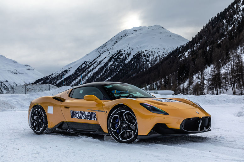 La nouvelle Maserati MC20 s'essaie sur la neige