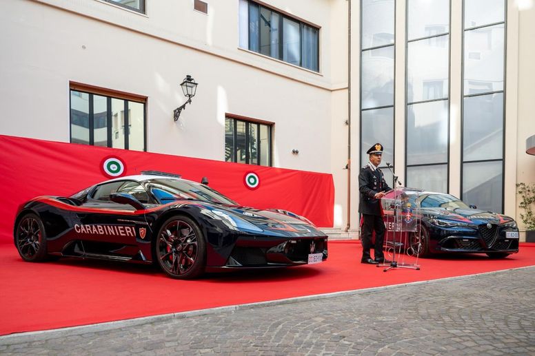 Les Carabinieri roulent en Maserati MCPura