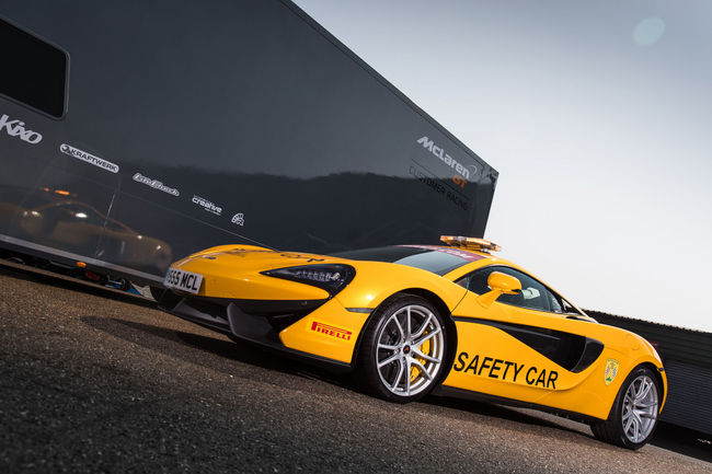 Une McLaren 540C safety-car en British GT