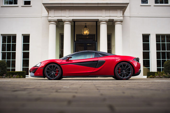 Une McLaren 570S Spider spéciale St Valentin