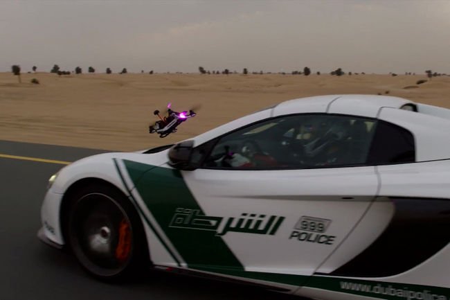 McLaren 650S vs drone à Dubaï