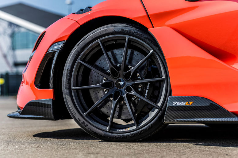 Nouveau pneumatique Pirelli pour la McLaren 765LT