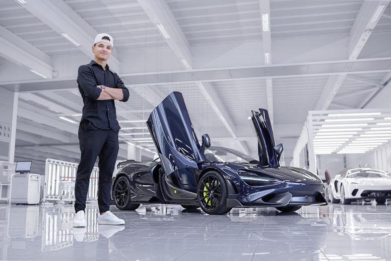 Lando Norris prend possession de sa McLaren 765LT Spider