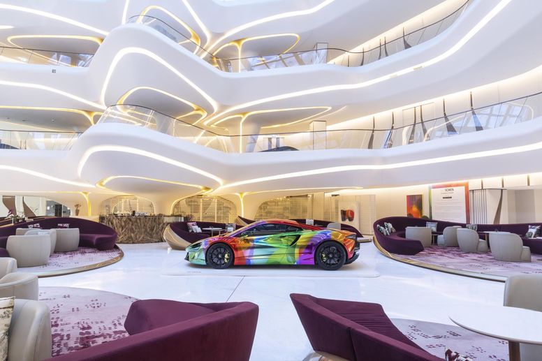  L'artiste Nat Bowen crée une McLaren Artura Art Car