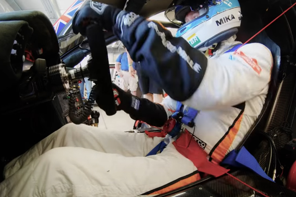 Mika Hakkinen en piste dans la McLaren F1 GTR