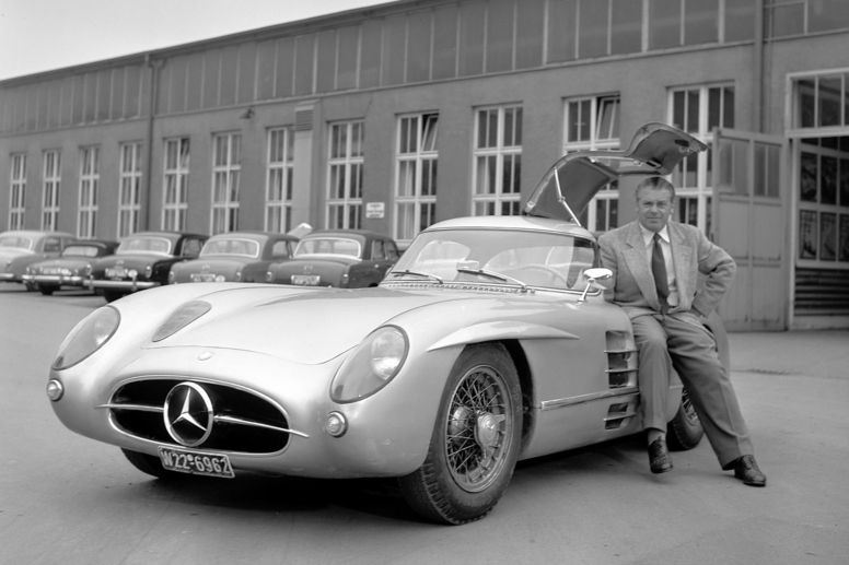 Une Mercedes-Benz 300 SLR adjugée 135 millions d'euros aux enchères