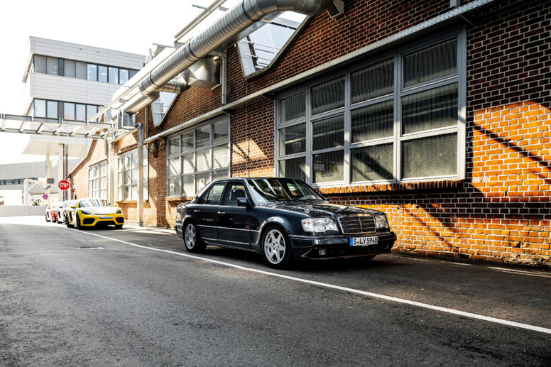 La Mercedes-Benz 500 E produite par Porsche fête ses 30 ans