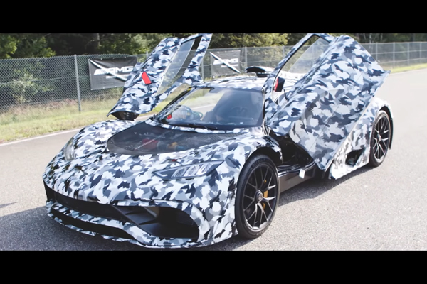 Lewis Hamilton visite la Mercedes-AMG One