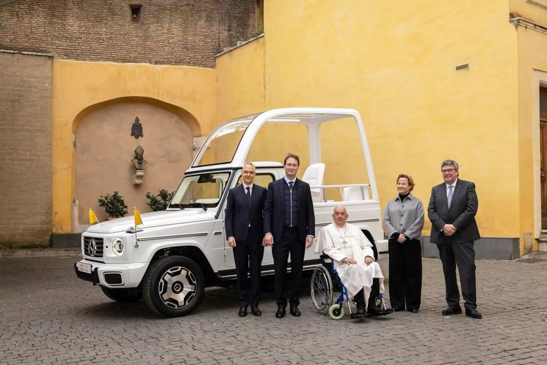 Le Pape François roule en Mercedes-Benz Classe G électrique