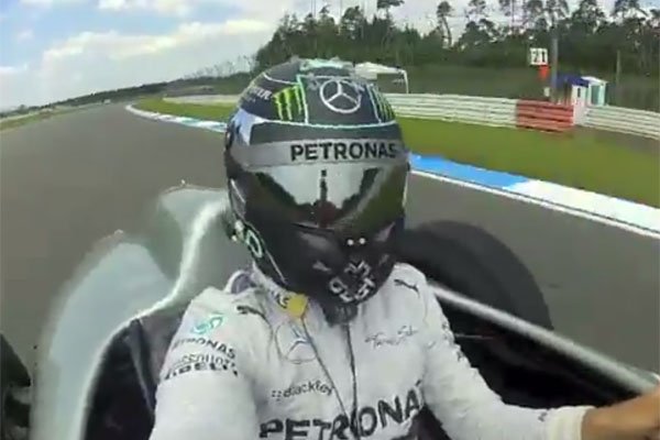 Vidéo : Nico Rosberg se filme au volant d'une Mercedes W196