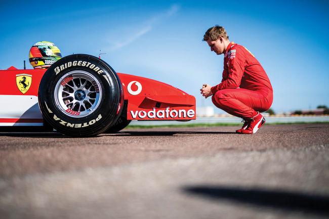 RM Sotheby's : Mick Schumacher pilote la Ferrari F2002 de Michael