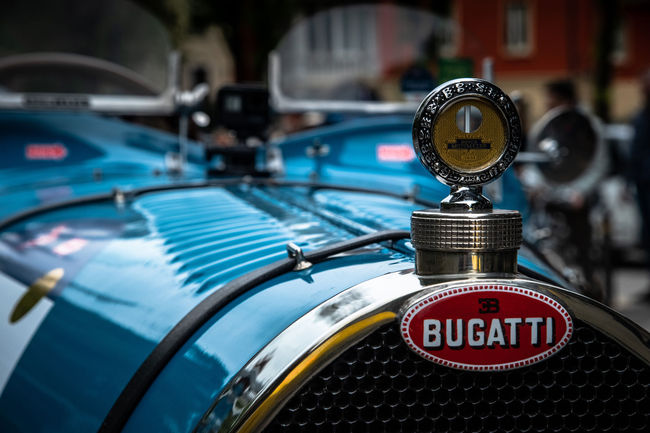 Une Bugatti sur le podium des Mille Miglia