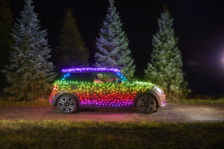 voiture miniature avec sapin , idée déco de Noël .