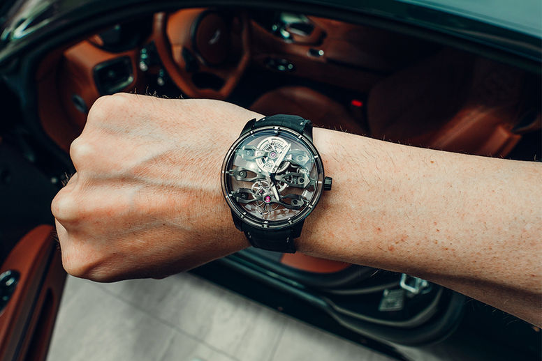 Montre Tourbillon with Three Flying Bridges Aston Martin Edition