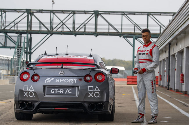 Jann Mardenborough pilote une Nissan GT-R/C  avec un pad DualSchock 4