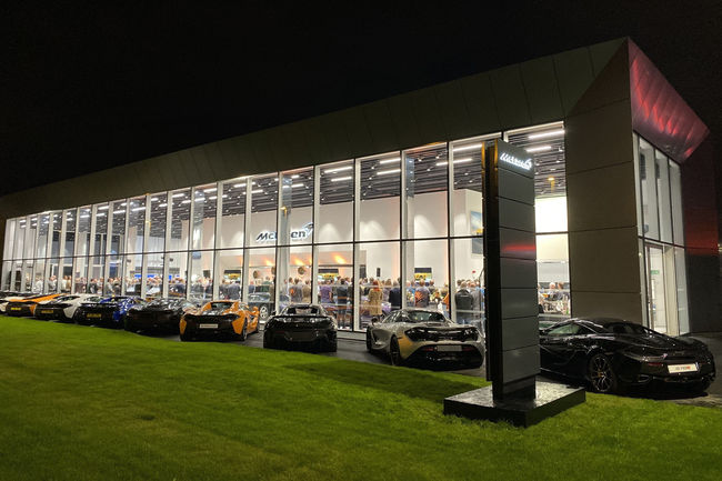 Inauguration spectaculaire pour le nouveau showroom de McLaren Leeds