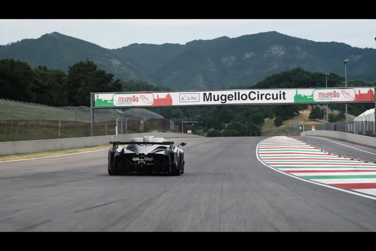 La Pagani Huyara R entre en piste