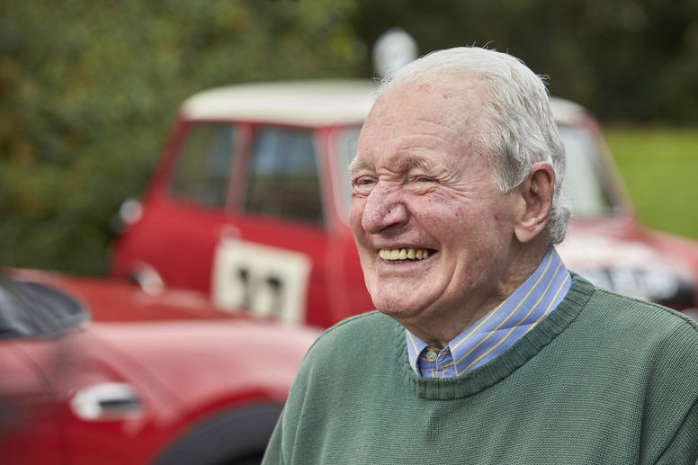 Patrick Hopkirk reçoit sa MINI Paddy Hopkirk Limited Edition