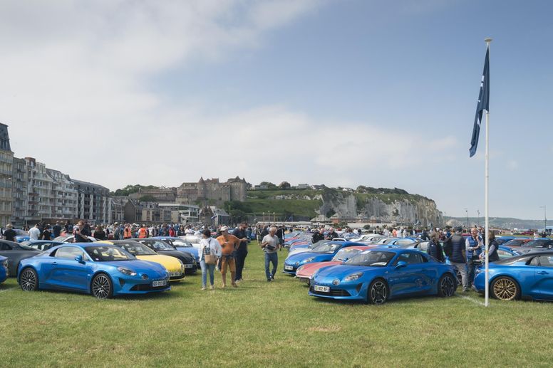Plus de 1700 Alpine rassemblées à Dieppe pour les 70 ans de la marque