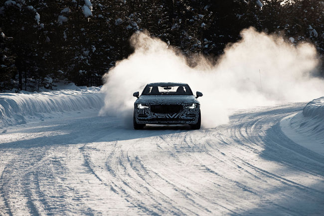 La Polestar 1 se teste par grand froid