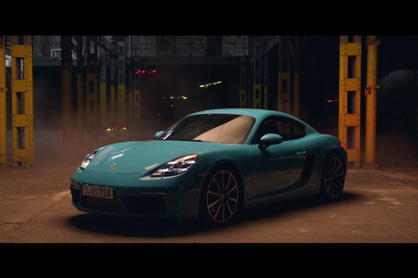 Race : Porsche 718 Cayman vs Drones