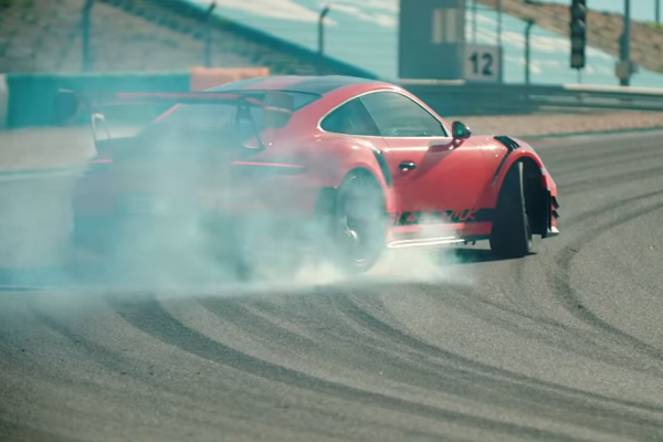 Chris Harris teste la Porsche 911 GT2 RS MR