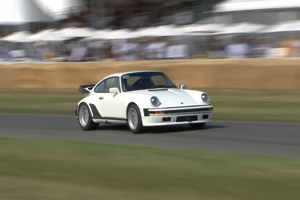 La Porsche 930 TAG Turbo en piste à Goodwood