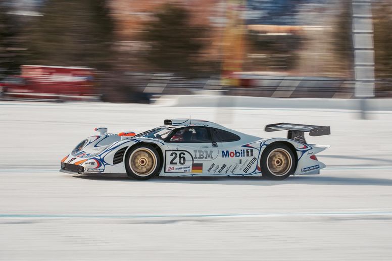 La Porsche 911 GT1 de 1998 en démonstration sur la neige