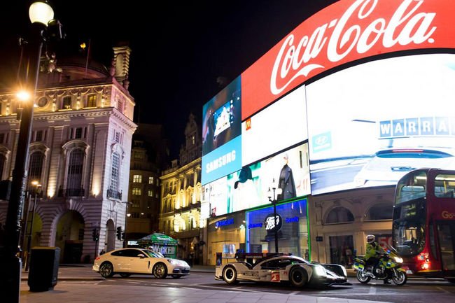 Une Porsche 919 Hybrid en action dans les rues de Londres