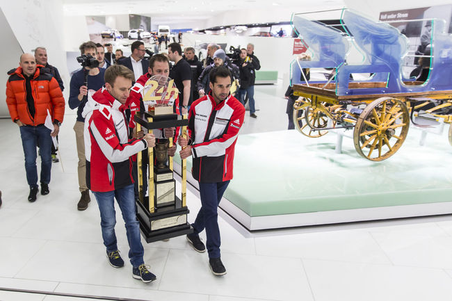 Le Porsche Museum accueille le trophée des 24H du Mans